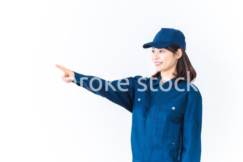 安全確認をする作業服を着た女性
