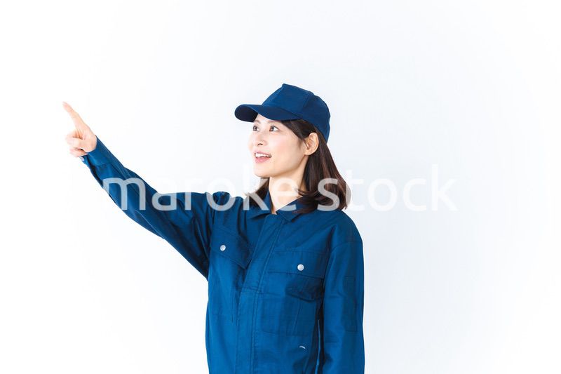 安全確認をする作業服を着た女性