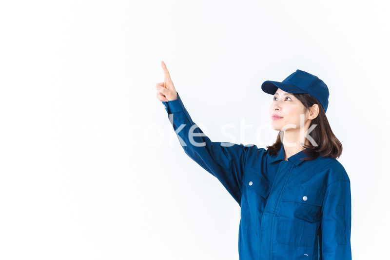 安全確認をする作業服を着た女性
