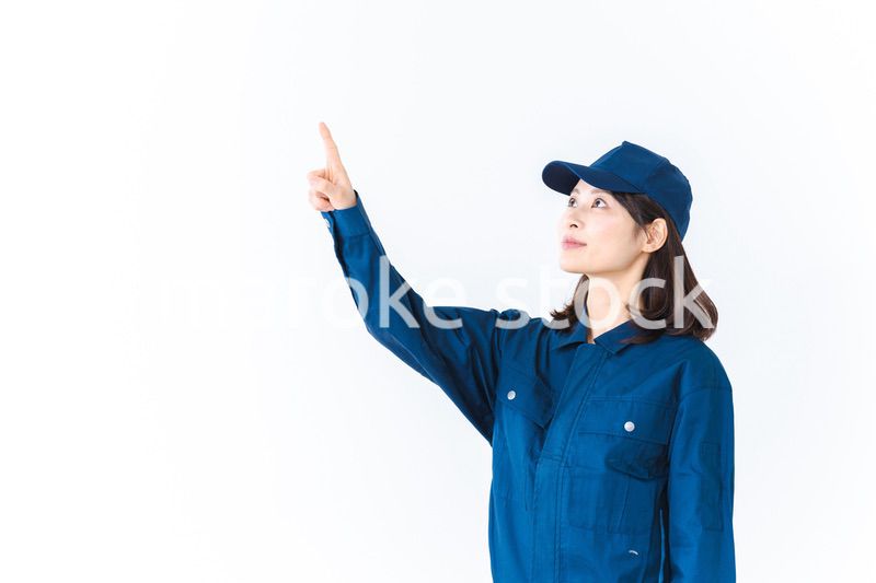 安全確認をする作業服を着た女性