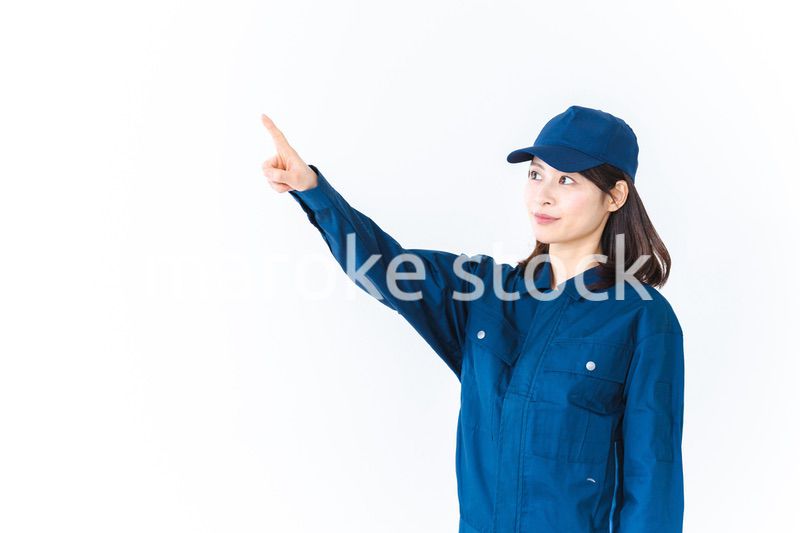 安全確認をする作業服を着た女性
