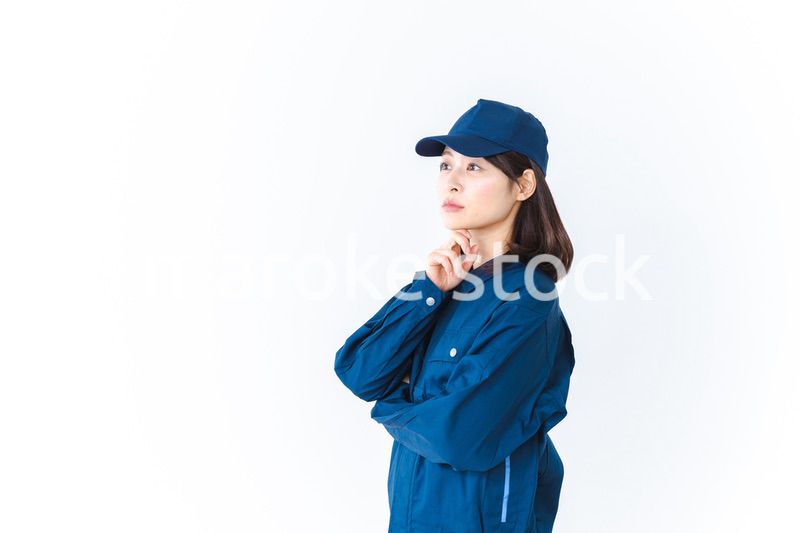 作業服を着て悩む作業員の女性