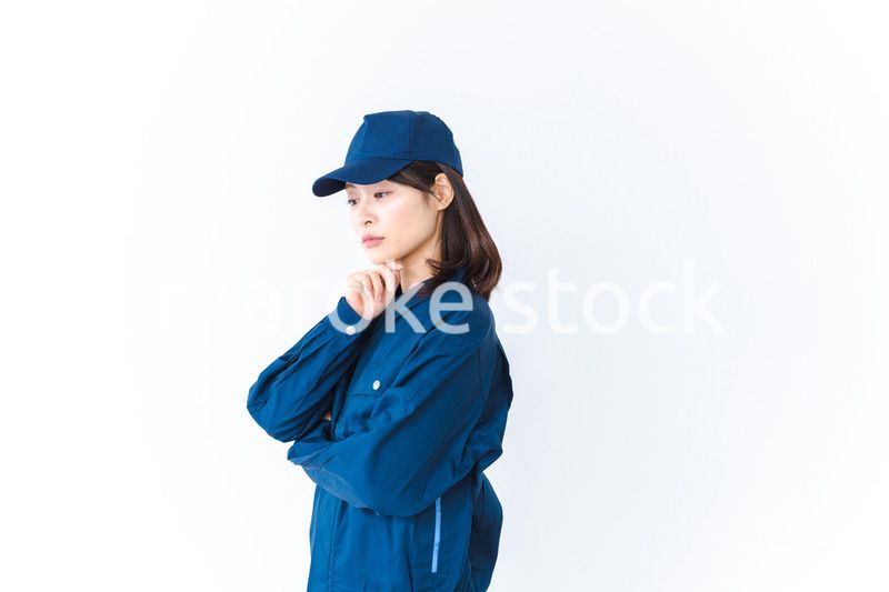 作業服を着て悩む作業員の女性