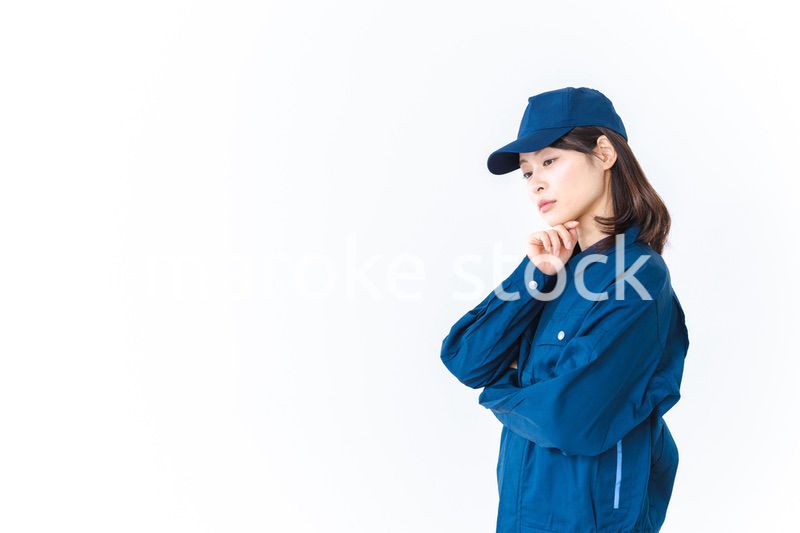 作業服を着て悩む作業員の女性