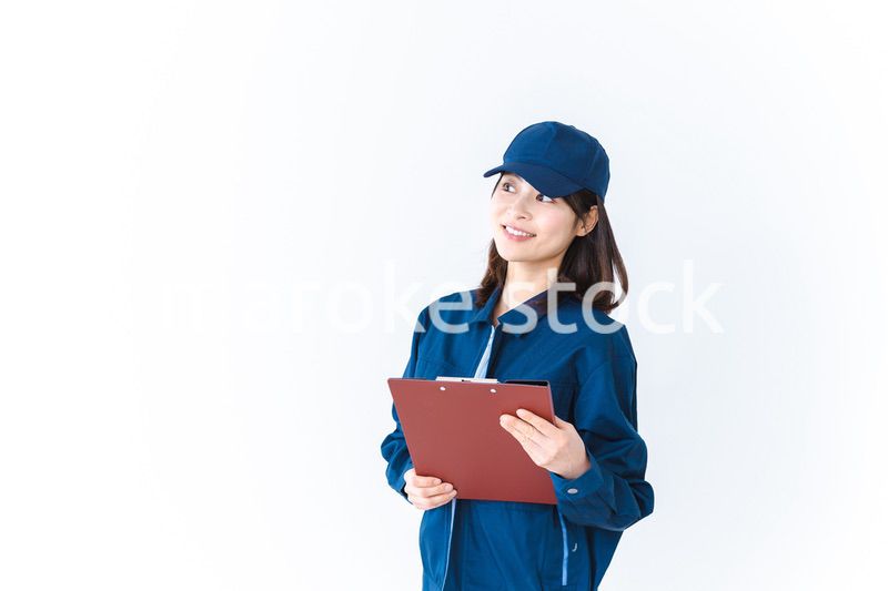 作業服で確認をする女性の現場監督