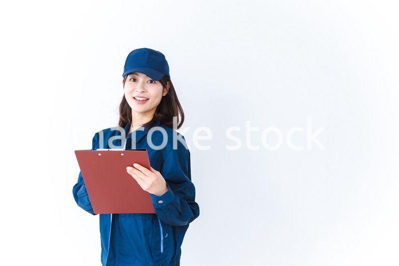 作業服で確認をする女性の現場監督