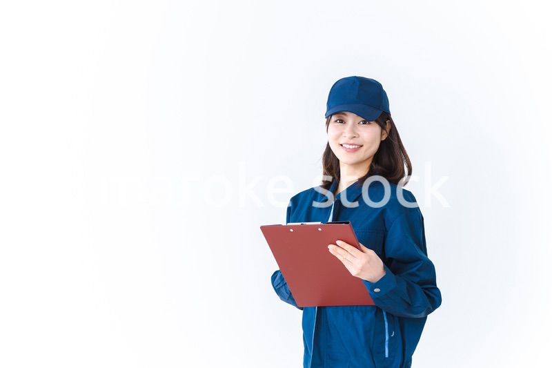 作業服で確認をする女性の現場監督