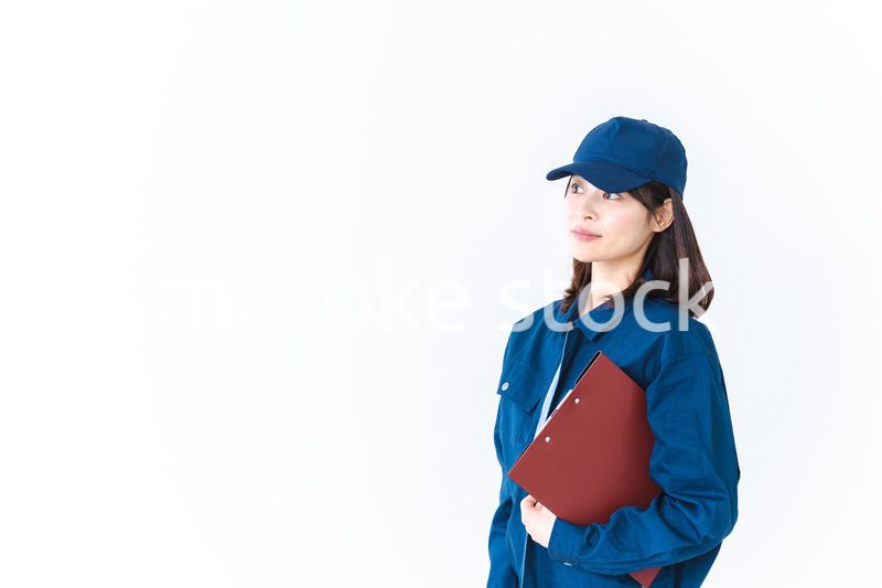 作業服で確認をする女性の現場監督