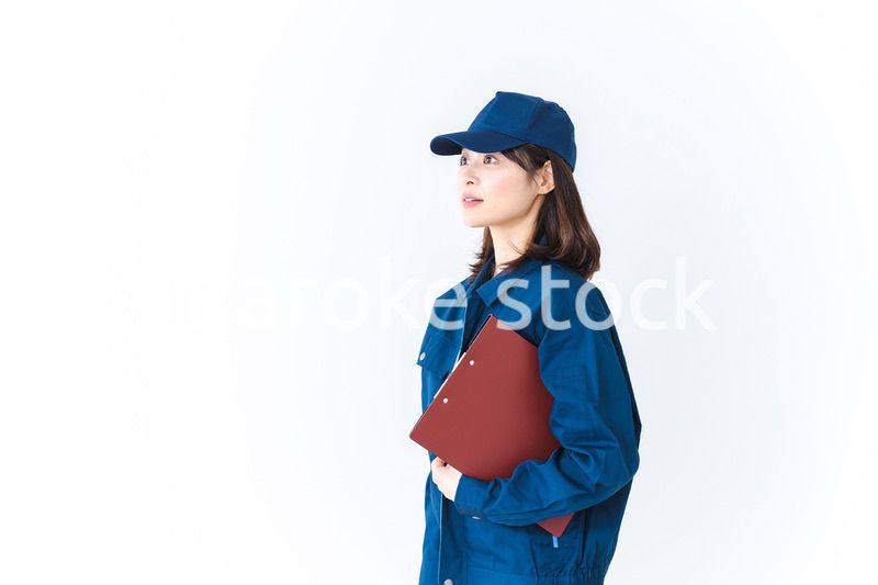 作業服で確認をする女性の現場監督