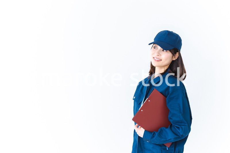 作業服で確認をする女性の現場監督