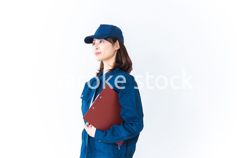 作業服で確認をする女性の現場監督