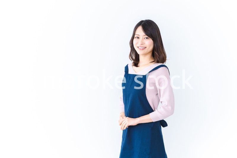 エプロンを着た笑顔の主婦