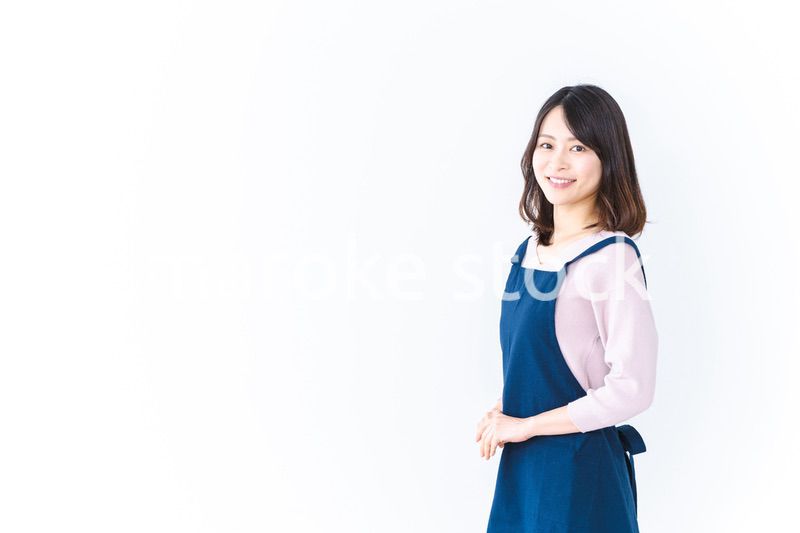 エプロンを着た笑顔の主婦
