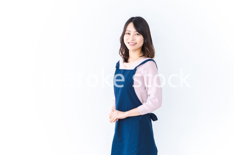 エプロンを着た笑顔の主婦