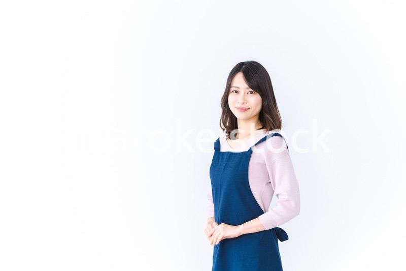エプロンを着た笑顔の主婦