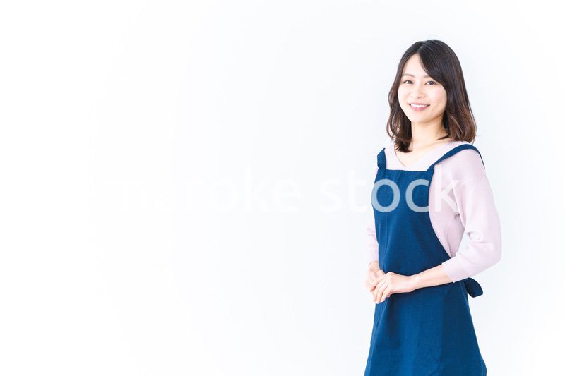 エプロンを着た笑顔の主婦