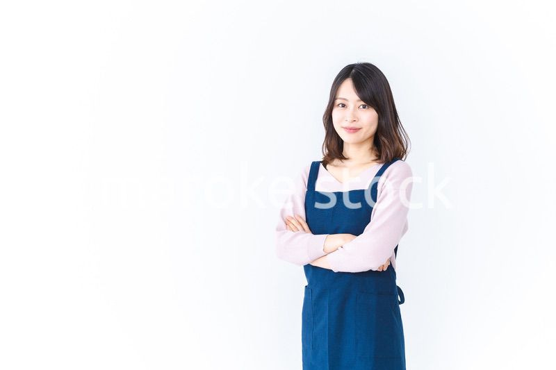 エプロンを着た笑顔の主婦