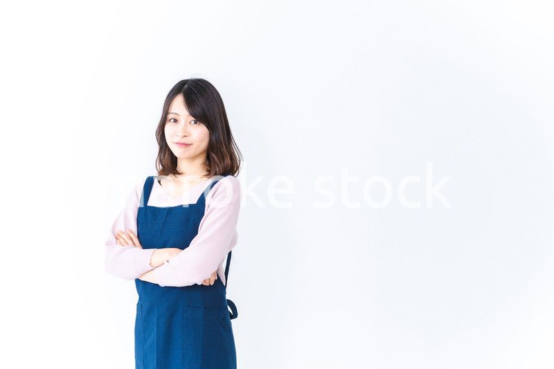 エプロンを着た笑顔の主婦