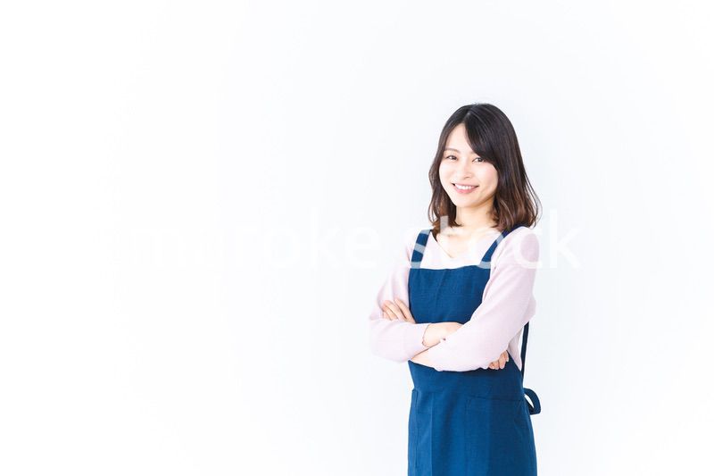 エプロンを着た笑顔の主婦