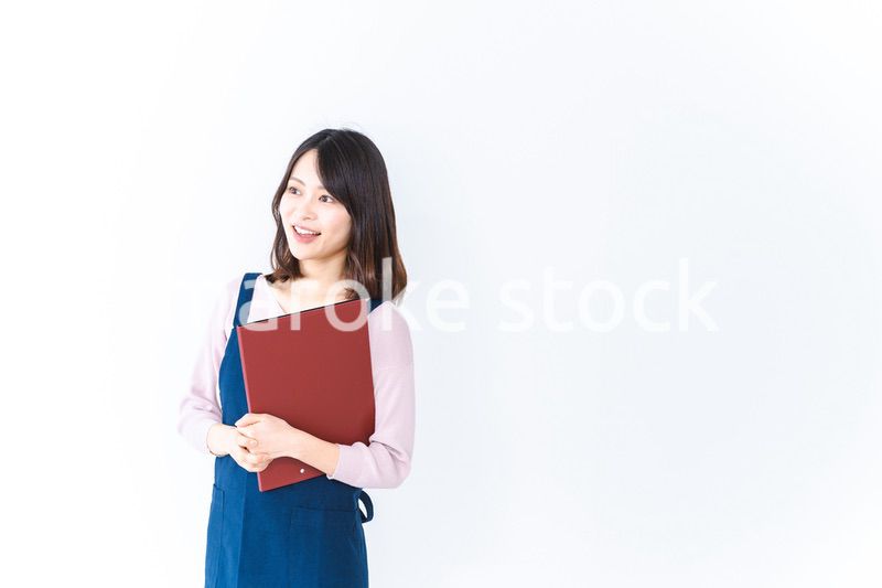 エプロンを着た家事代行の若い女性