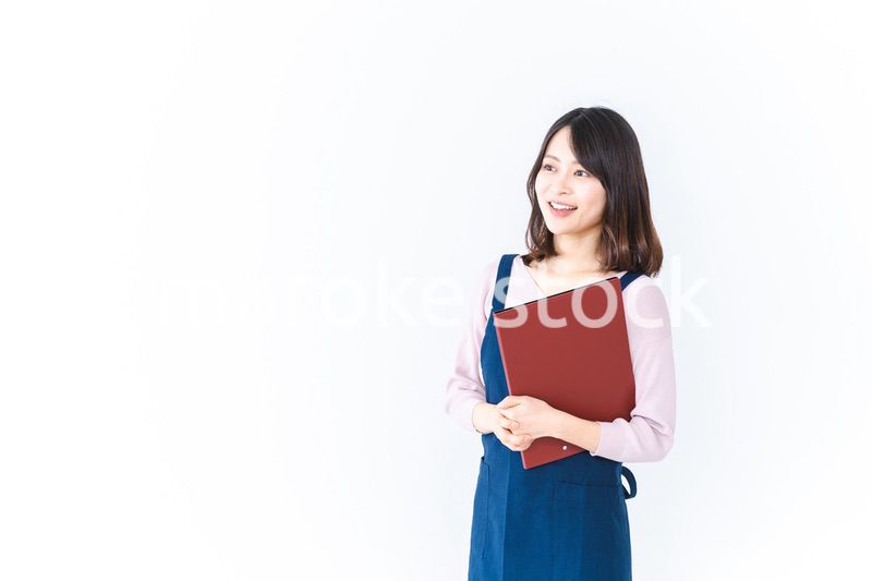 エプロンを着た家事代行の若い女性
