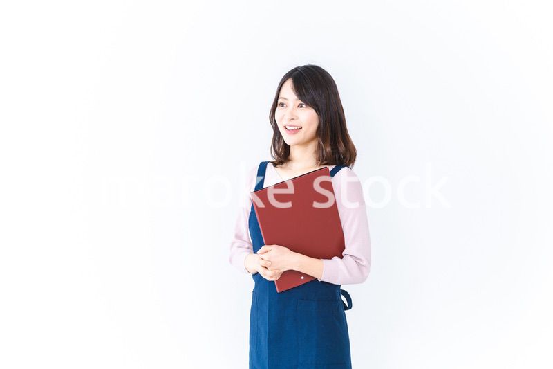 エプロンを着た家事代行の若い女性