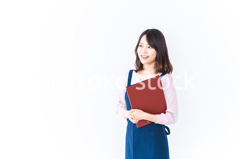 エプロンを着た家事代行の若い女性