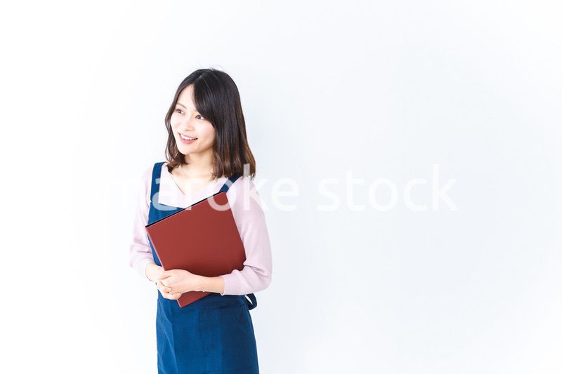 エプロンを着た家事代行の若い女性