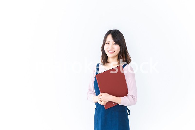 エプロンを着た家事代行の若い女性