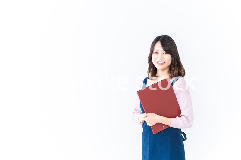 エプロンを着た家事代行の若い女性