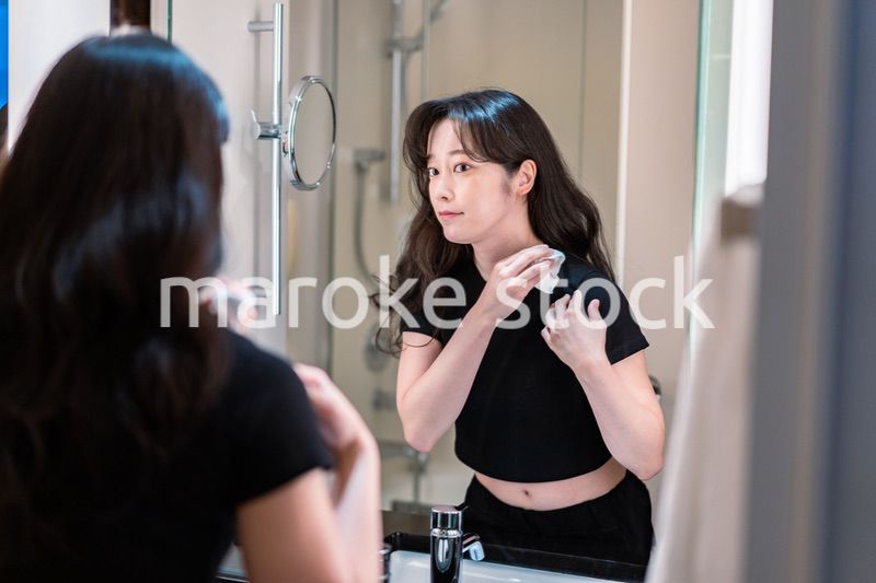 服の汚れを落とす若い女性