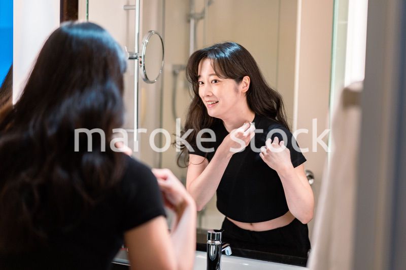 服の汚れを落とす若い女性