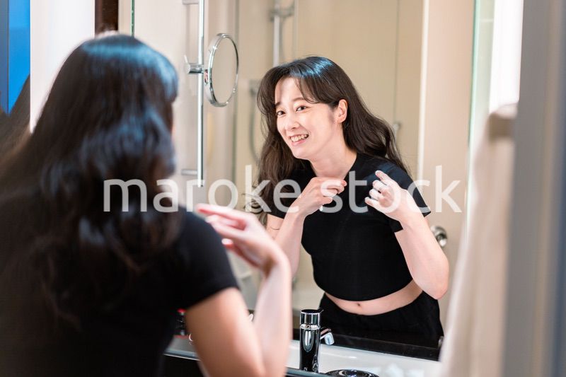 服の汚れを落とす若い女性