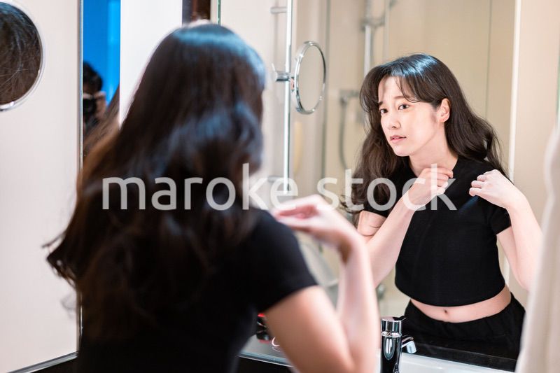 服の汚れを落とす若い女性