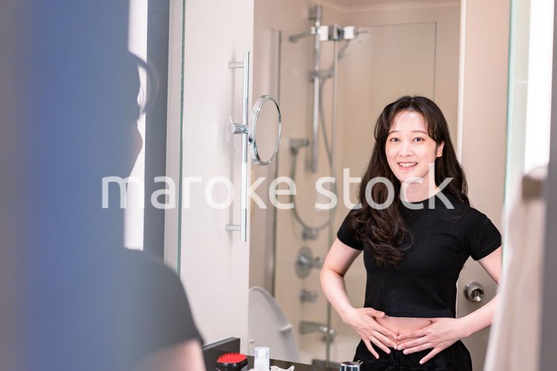 ダイエットをする若い女性