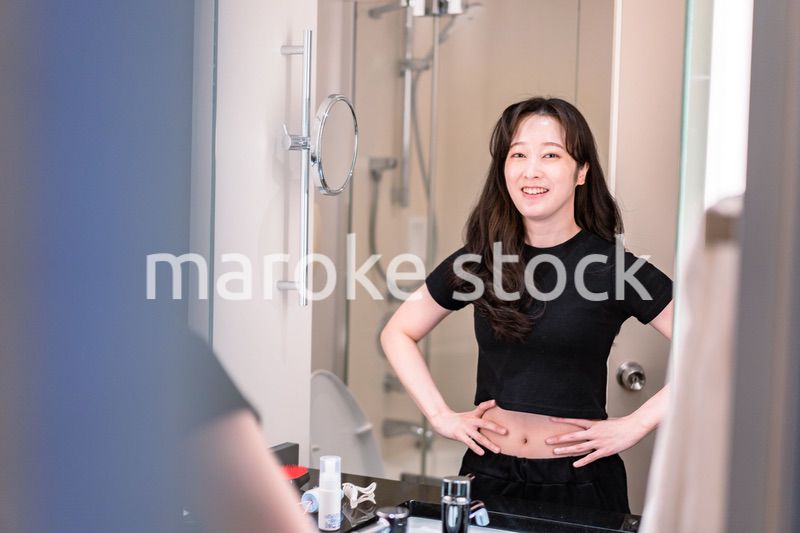 ダイエットをする若い女性