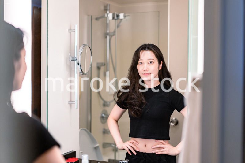 ダイエットをする若い女性