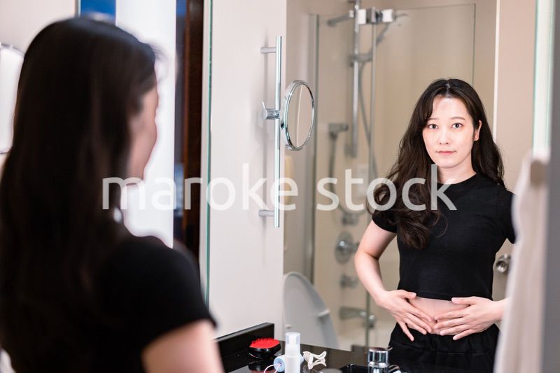 ダイエットをする若い女性