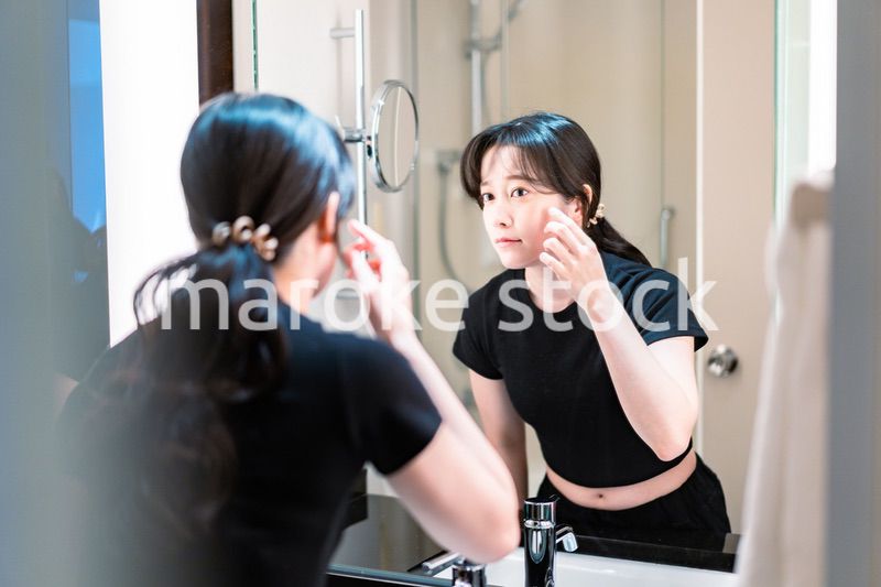 肌環境のチェックをする若い女性