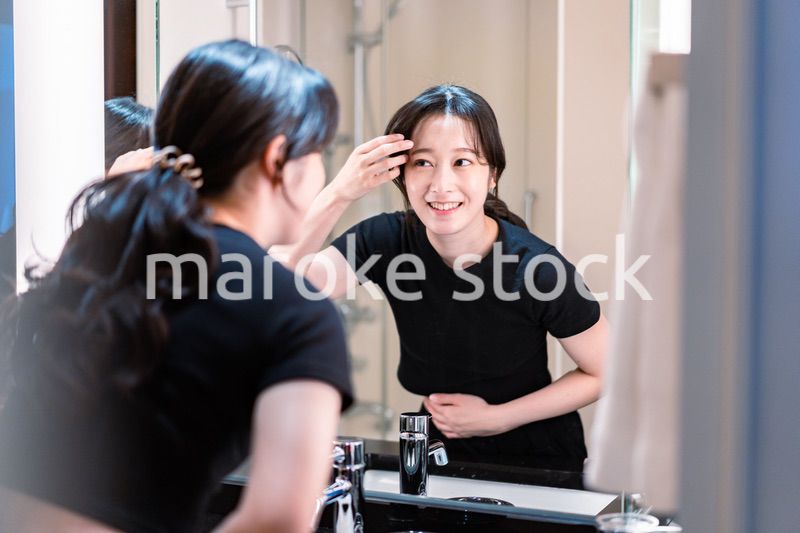 肌環境のチェックをする若い女性