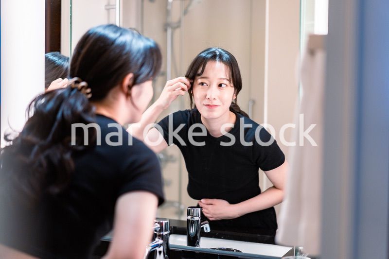 肌環境のチェックをする若い女性