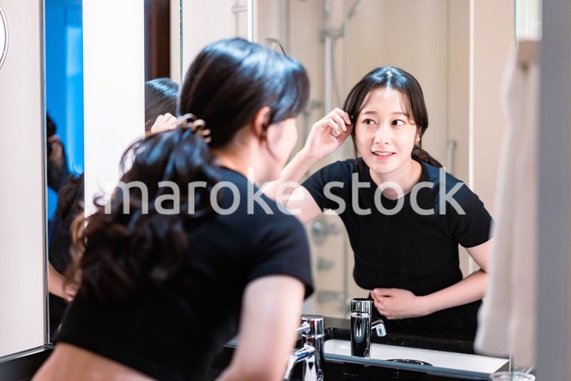 肌環境のチェックをする若い女性