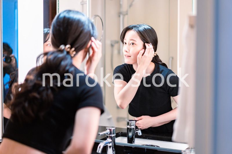 肌環境のチェックをする若い女性