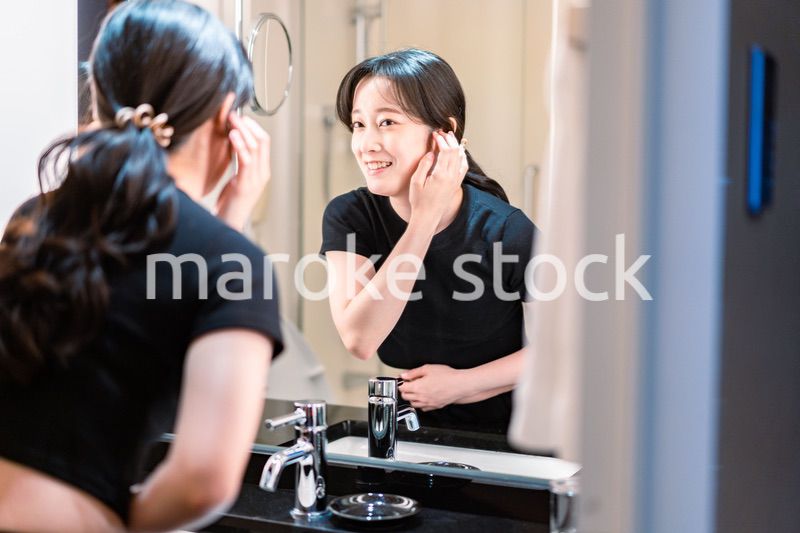 肌環境のチェックをする若い女性