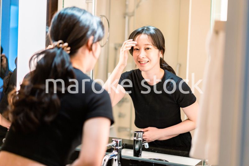 肌環境のチェックをする若い女性