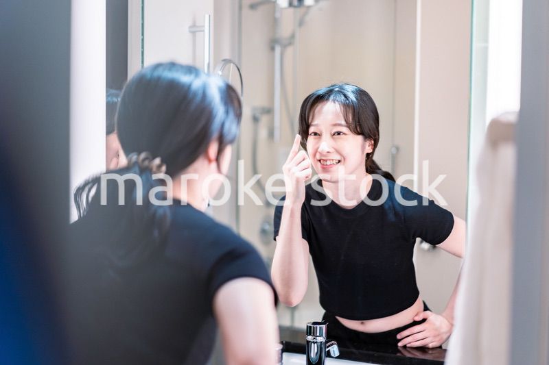 コンタクトレンズを装着する若い女性