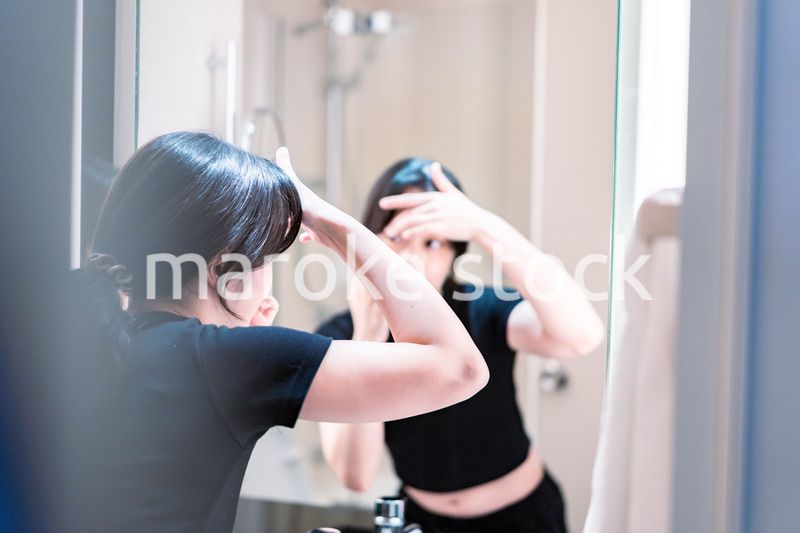 コンタクトレンズを装着する若い女性