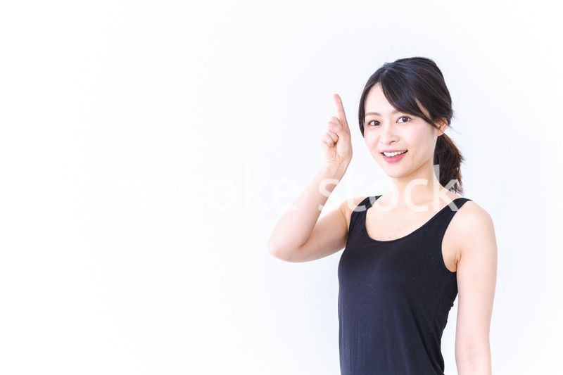 ビューティーアドバイスをする若い女性