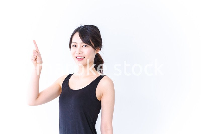 ビューティーアドバイスをする若い女性