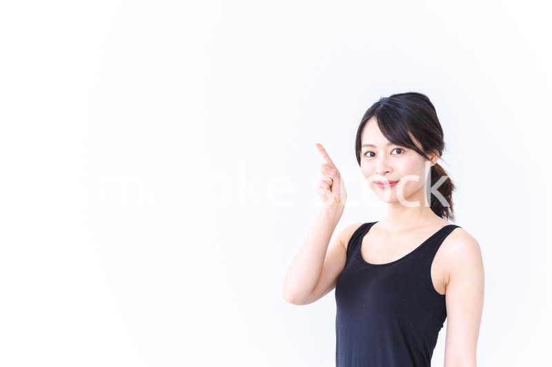 ビューティーアドバイスをする若い女性